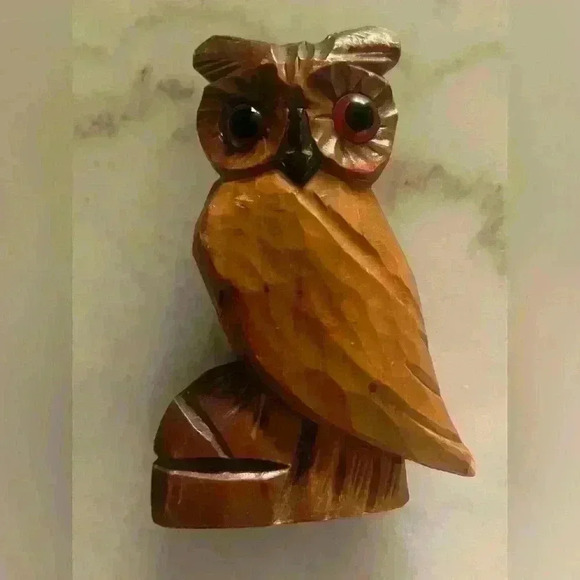 Vintage, hand-carved wooden owl figure with resin eyes. - Picture 1 of 5